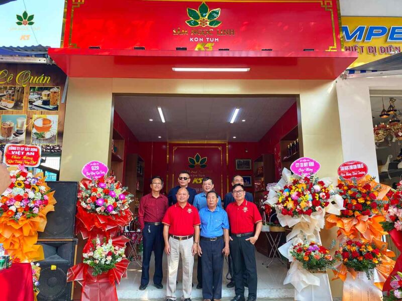 Đại diện Sâm Ngọc Linh K5 Nghệ An chụp ảnh lưu niệm tại ngày khai trương showroom.